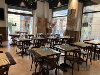 Umzug Geschäftsraum in Gòtic. Restaurante esquinero en calle principal del gótico