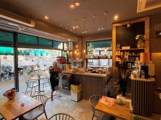 Traspaso Local Comercial en St. Pere - Sta. Caterina - El Born. Bar esquinero y con terraza en el borne