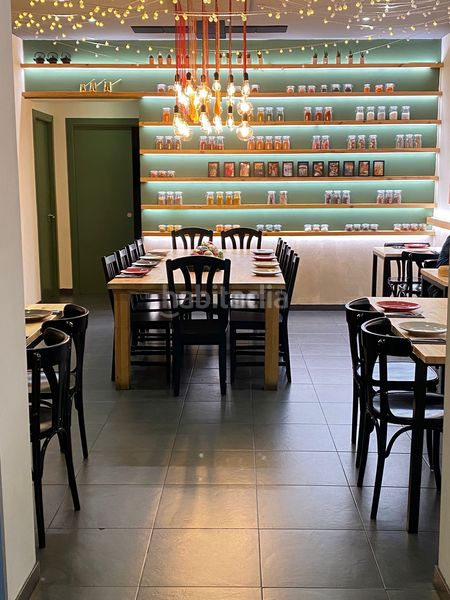 Foto 3301eaf8-506c-4224-b70e-abed79b7ad43. Traspaso local comercial bar con restauración menor y terraza en les corts en Barcelona