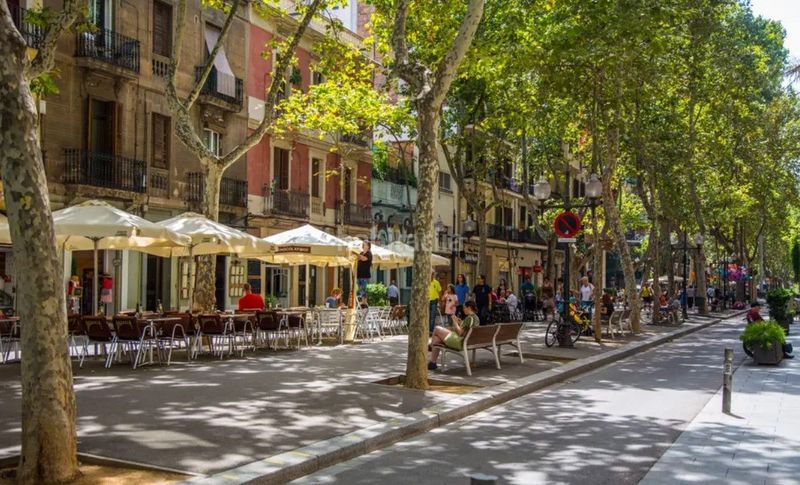 Foto 4e5af1e2-41c7-4cd1-8e44-5a6155d1d6d5. Traspaso local comercial take away en chaflán rambla del Poblenou en Barcelona