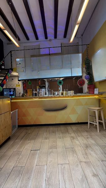 Foto ed68eb84-aa76-4ee4-88a8-129edd064aee. Traspaso local comercial take away en el Raval en Barcelona