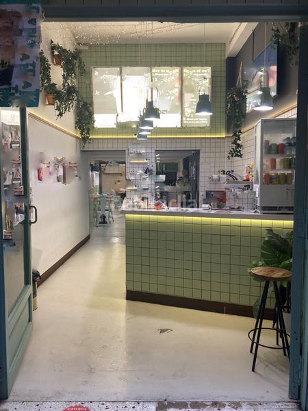 Foto 5a783767-5fab-4c43-96f6-8acd0377c52f. Traspaso local comercial bar cafetería en calle principal peatonal Raval alto en Barcelona