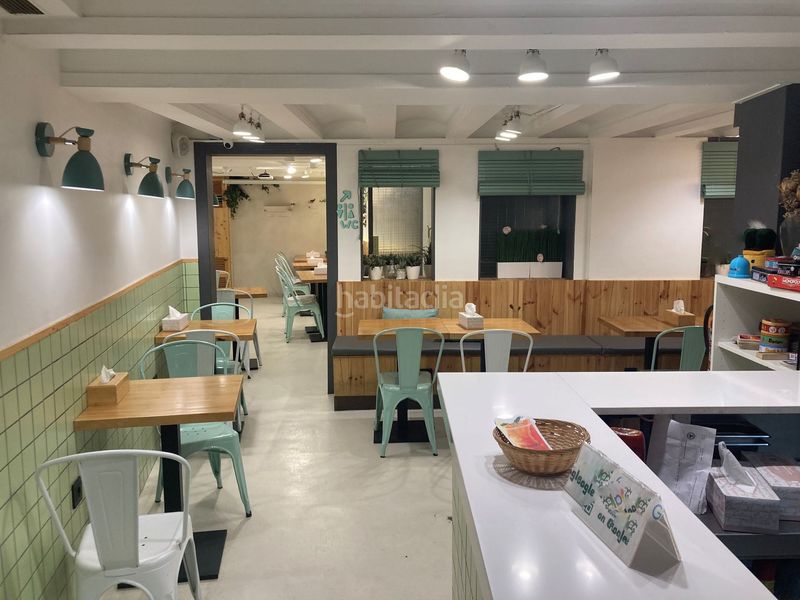 Foto a4a2eb9e-4d24-40c6-aaef-e2b9d325f0ed. Traspaso local comercial bar cafetería en calle principal peatonal Raval alto en Barcelona