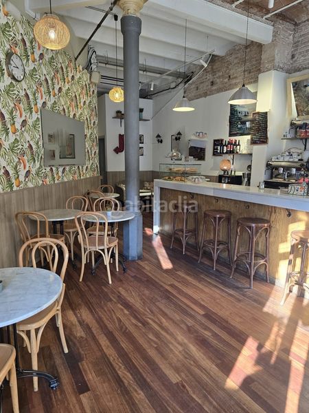 Foto 6abe29f7-a049-4c46-b7eb-8e3c114e651b. Traspaso local comercial bar cafetería emblemática en esquina chaflán de eixample dreta en Barcelona