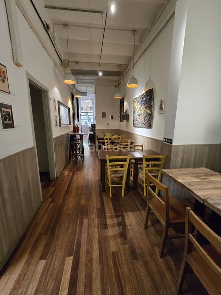 Foto cad0169a-98bd-49f7-a249-36600efb5934. Traspaso local comercial bar cafetería emblemática en esquina chaflán de eixample dreta en Barcelona