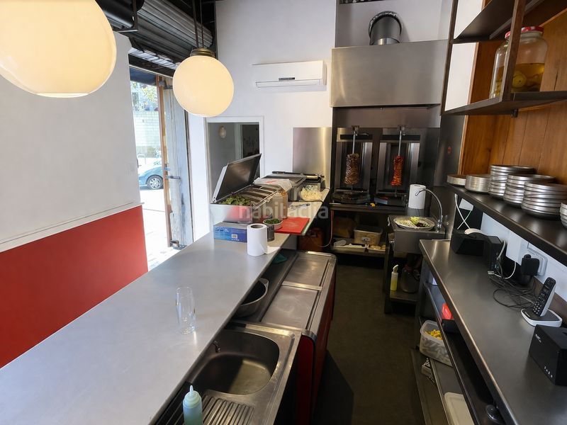 Foto 1685e73d-318f-4464-96bd-dbd2ff8e7988. Traspaso local comercial bar con salida de humos y terraza en chaflán poblenou en Barcelona