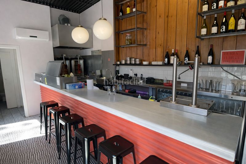 Foto 38c4e8ab-a137-4532-bf9d-fa9c936c2d4e. Traspaso local comercial bar con salida de humos y terraza en chaflán poblenou en Barcelona