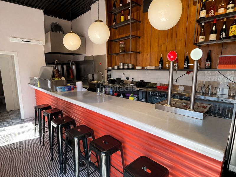 Foto 78a43b18-ae38-4ab2-b6a3-9dc9485ffeb2. Traspaso local comercial bar con salida de humos y terraza en chaflán poblenou en Barcelona