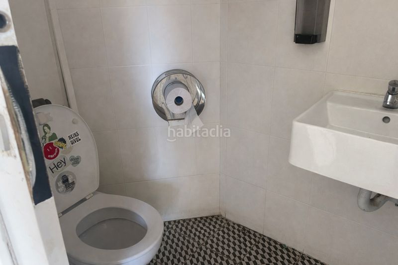 Foto d6edfc25-d141-4432-b4f4-e9504b015e94. Traspaso local comercial bar con salida de humos y terraza en chaflán poblenou en Barcelona