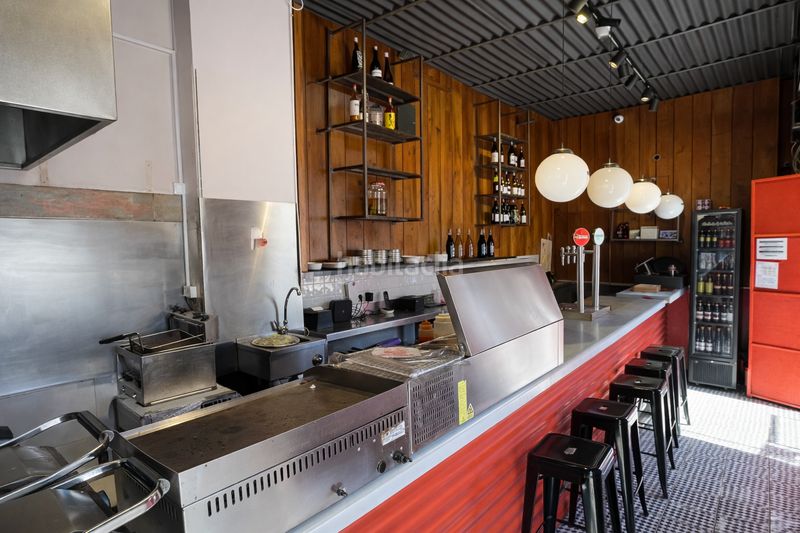 Foto ddeb8c91-06b6-4e24-93ba-b6b1757263b1. Traspaso local comercial bar con salida de humos y terraza en chaflán poblenou en Barcelona