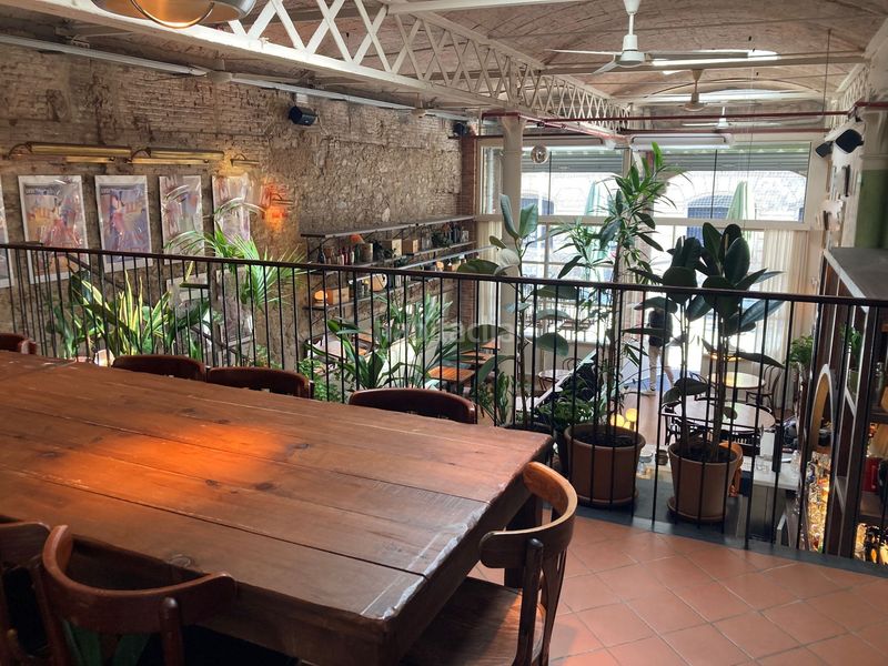 Foto 2d24ab9d-7d84-44c4-8292-2132fbaab9e5. Traspaso local comercial restaurante sin cocina en Sant Antoni espacio único, antiguo taller de coches en Barcelona