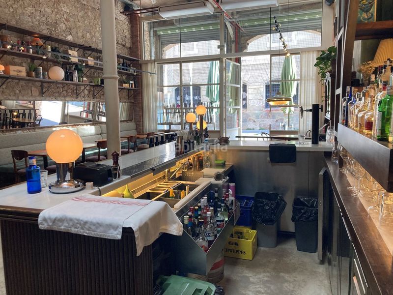 Foto 437b9247-5125-450e-872e-1efbb2c107de. Traspaso local comercial restaurante sin cocina en Sant Antoni espacio único, antiguo taller de coches en Barcelona