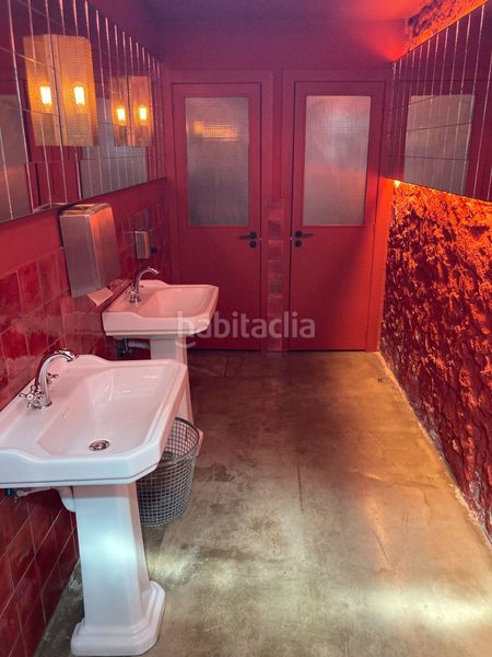 Foto 6e2a2858-caa7-413c-9688-1d71e31ad8e1. Traspaso local comercial restaurante sin cocina en Sant Antoni espacio único, antiguo taller de coches en Barcelona