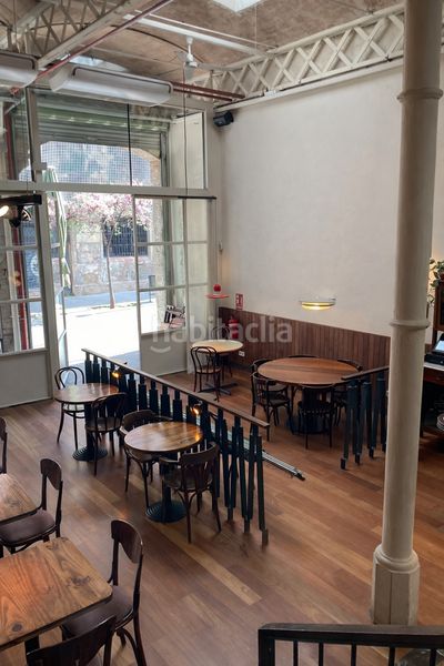 Foto 72b6d502-878c-4f52-98a6-9849e26fa179. Traspaso local comercial restaurante sin cocina en Sant Antoni espacio único, antiguo taller de coches en Barcelona