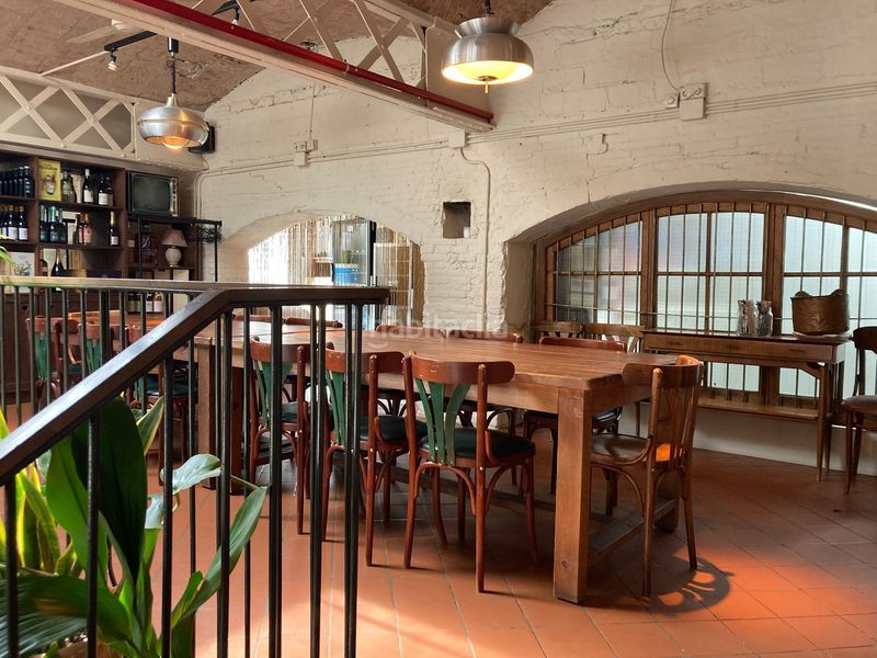 Foto 80bf498f-aacf-4a20-86c5-b76b35e1f490. Traspaso local comercial restaurante sin cocina en Sant Antoni espacio único, antiguo taller de coches en Barcelona