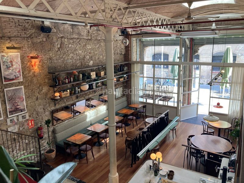 Foto 99619ffd-8ef5-4f27-8780-0cbf150defff. Traspaso local comercial restaurante sin cocina en Sant Antoni espacio único, antiguo taller de coches en Barcelona