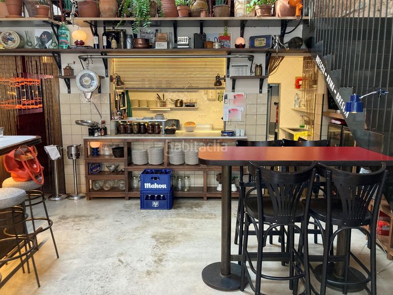 Foto 9d126613-652e-49ff-a7e0-69ddc57f66ee. Traspaso local comercial restaurante sin cocina en Sant Antoni espacio único, antiguo taller de coches en Barcelona