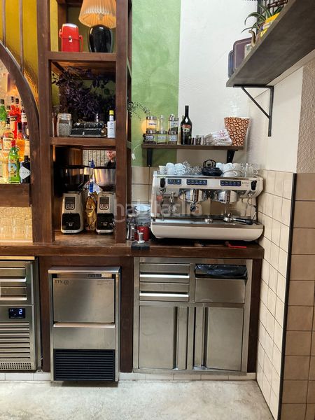 Foto b09d4242-2929-444d-ab6b-66c3c5d2a91b. Traspaso local comercial restaurante sin cocina en Sant Antoni espacio único, antiguo taller de coches en Barcelona