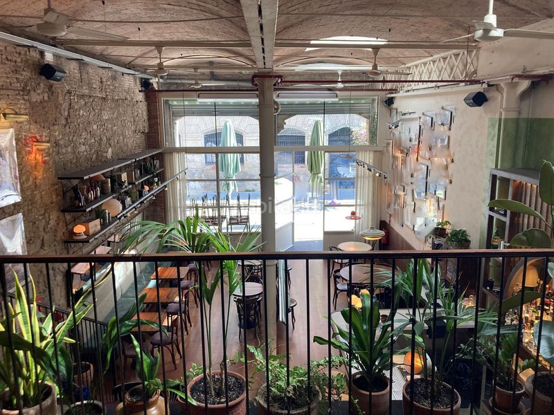 Foto baecde71-547d-41ed-b440-c52da3e44eff. Traspaso local comercial restaurante sin cocina en Sant Antoni espacio único, antiguo taller de coches en Barcelona