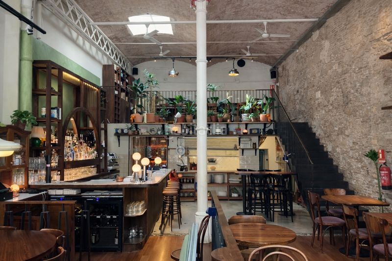 Foto e307cdde-ad06-466d-bab9-881742629dc7. Traspaso local comercial restaurante sin cocina en Sant Antoni espacio único, antiguo taller de coches en Barcelona