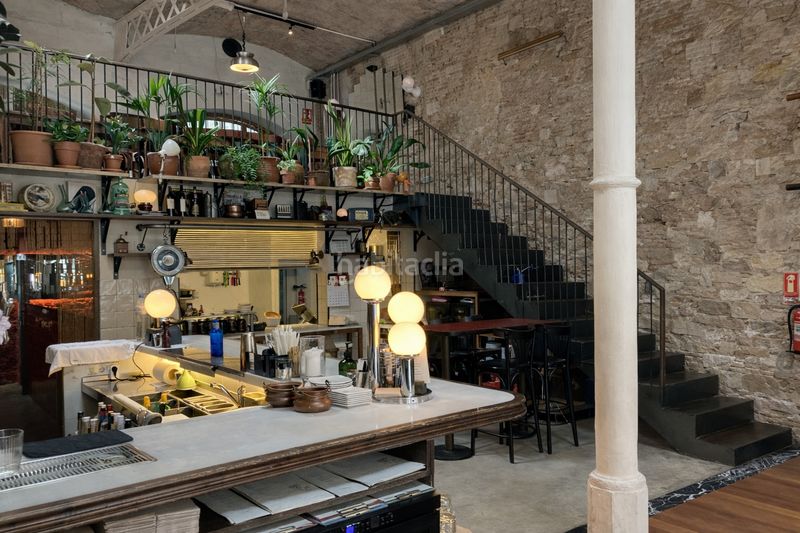 Foto fb7201af-c76e-4ccc-8d2e-1955f7857072. Traspaso local comercial restaurante sin cocina en Sant Antoni espacio único, antiguo taller de coches en Barcelona