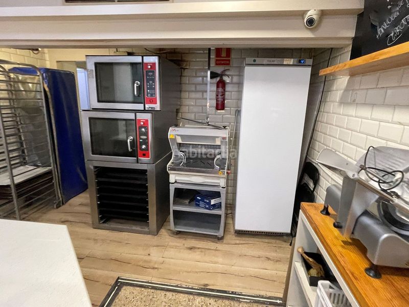 Foto b6fee0fb-189b-4881-99d6-23677dacd61c. Traspaso local comercial panaderia en calle principal de la salutgracia en Barcelona