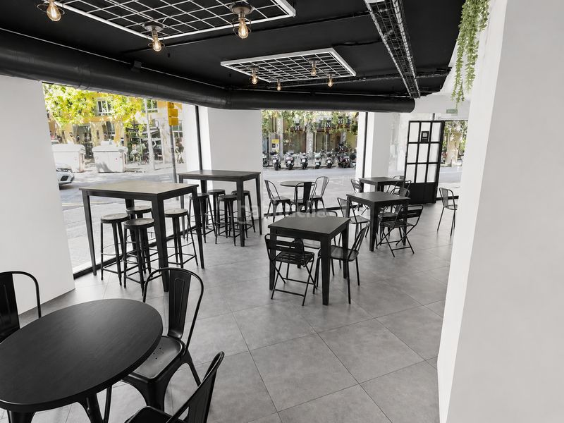 Foto 67479165-dea1-4552-a67d-f81445d4a1d8. Traspaso local comercial restaurante bar esquinero con cocina vista en eixample esquerra en Barcelona