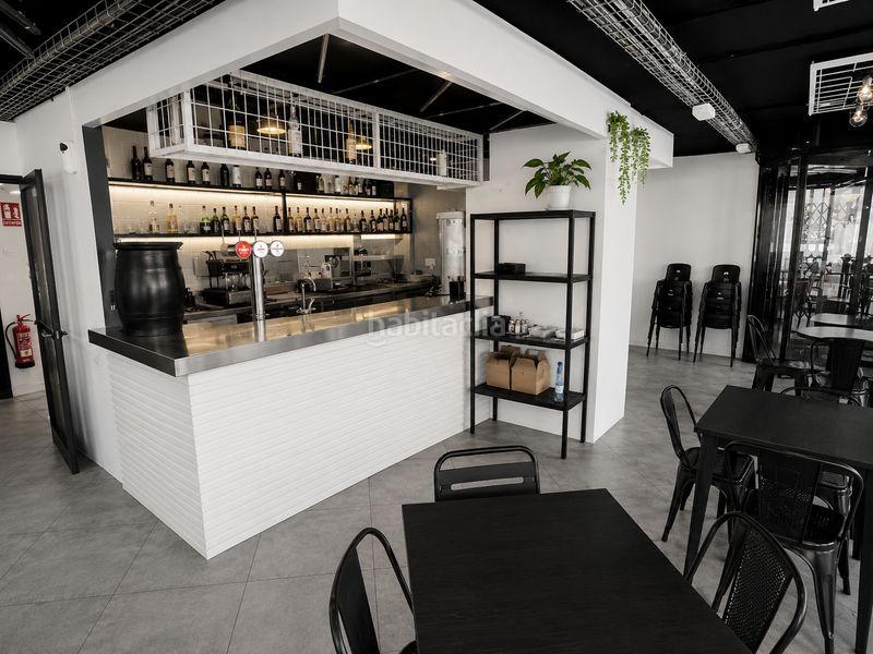 Foto a9cc6d51-7d80-4519-a2bc-730b24b21c38. Traspaso local comercial restaurante bar esquinero con cocina vista en eixample esquerra en Barcelona