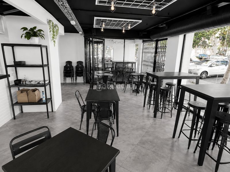 Foto eeb7ddb1-2ff3-4b79-9c0a-6b41e5cc38e5. Traspaso local comercial restaurante bar esquinero con cocina vista en eixample esquerra en Barcelona