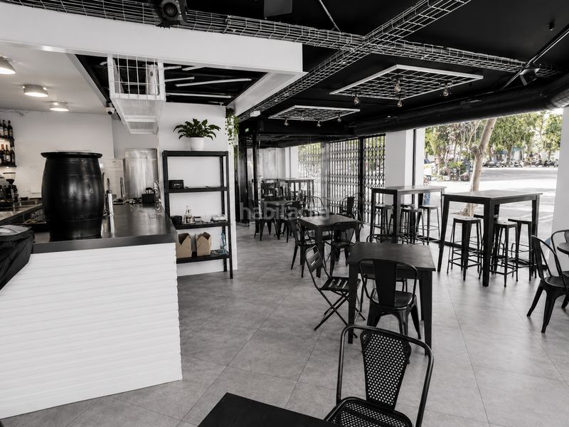 Foto f3f9576d-24a3-46c7-877d-92ae56b7b516. Traspaso local comercial restaurante bar esquinero con cocina vista en eixample esquerra en Barcelona