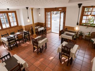 Traspàs Local Comercial a Sants. Restaurante bar esquinero con terraza en plaza embelmática de sa