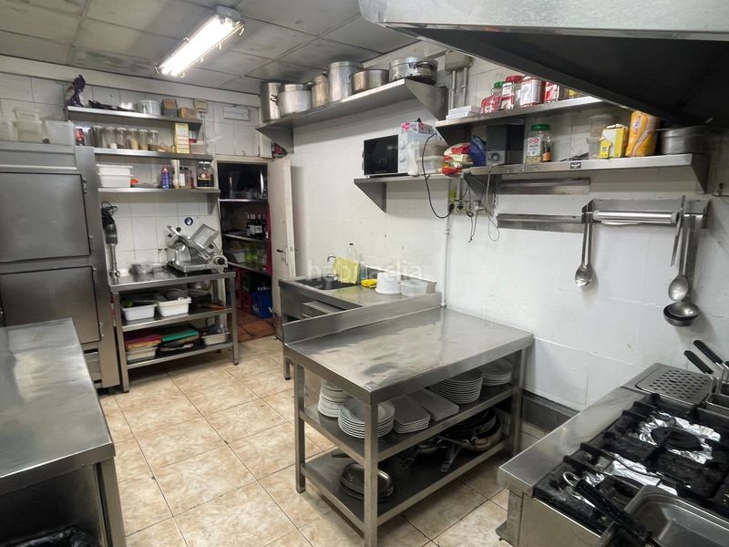 Foto 1b1f6b21-028e-42b2-96ff-362a9392e08a. Traspaso local comercial restaurante bar esquinero con terraza en plaza embelmática de Sants en Barcelona