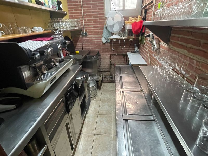 Foto 574dae37-8058-4700-9b98-f2635c3c8097. Traspaso local comercial restaurante bar esquinero con terraza en plaza embelmática de Sants en Barcelona