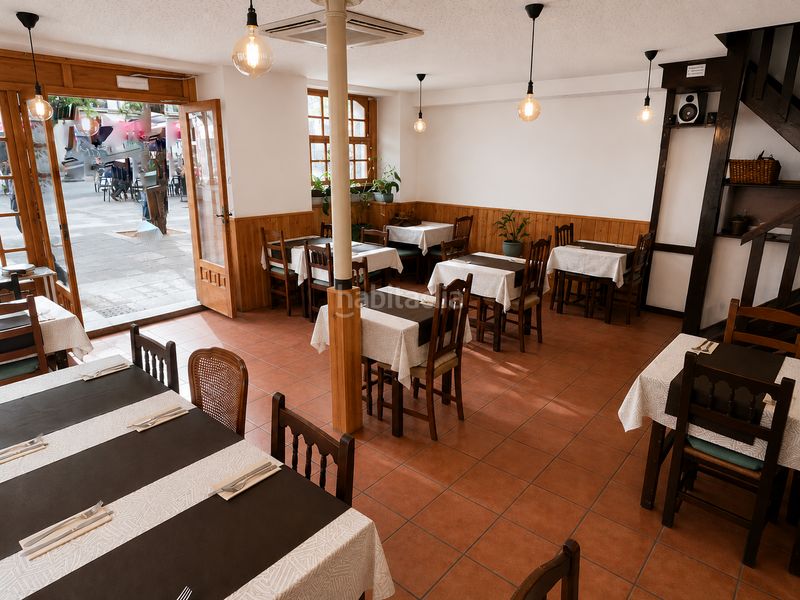 Foto 5b56a1dc-06bf-45f9-bf5a-4ae2df5bdc66. Traspaso local comercial restaurante bar esquinero con terraza en plaza embelmática de Sants en Barcelona