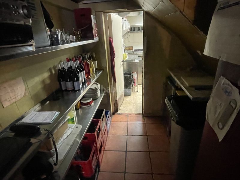Foto 8d30a13f-d0d3-43ba-aba7-ed1ec63f7b7c. Traspaso local comercial restaurante bar esquinero con terraza en plaza embelmática de Sants en Barcelona