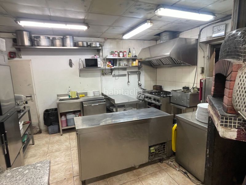 Foto a2c1d4a2-dbdc-42e4-9c56-b5dedc8bd257. Traspaso local comercial restaurante bar esquinero con terraza en plaza embelmática de Sants en Barcelona