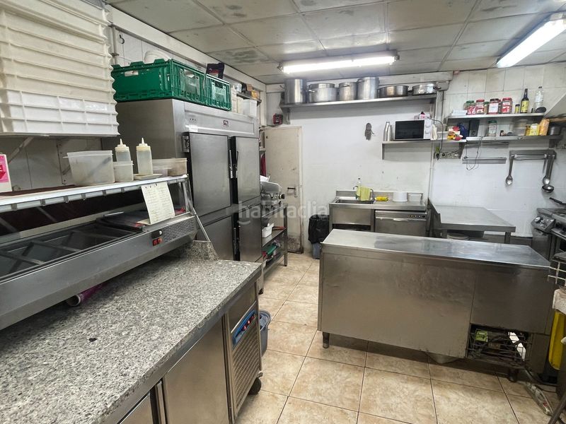 Foto a3d6c4da-66b4-45d9-8dd9-c89bee8da94e. Traspaso local comercial restaurante bar esquinero con terraza en plaza embelmática de Sants en Barcelona