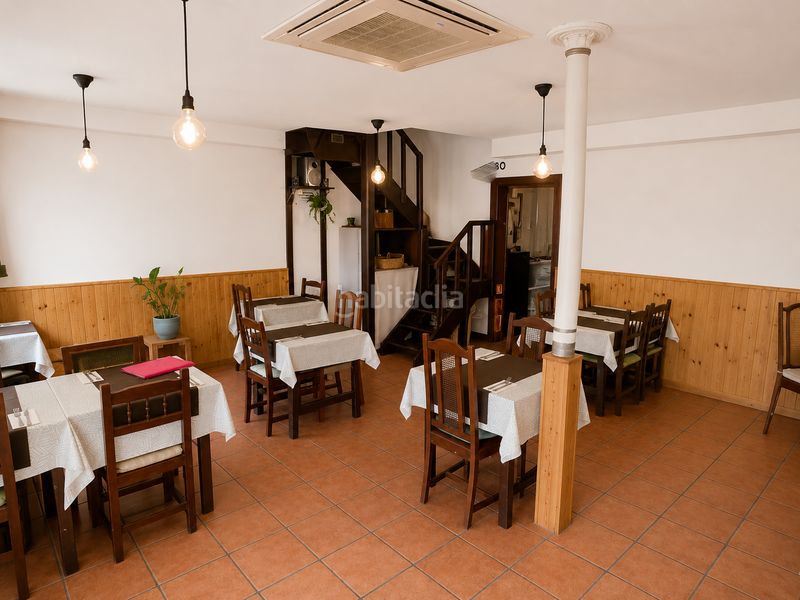 Foto bb2330f5-7476-4032-95a8-033ffc235db4. Traspaso local comercial restaurante bar esquinero con terraza en plaza embelmática de Sants en Barcelona