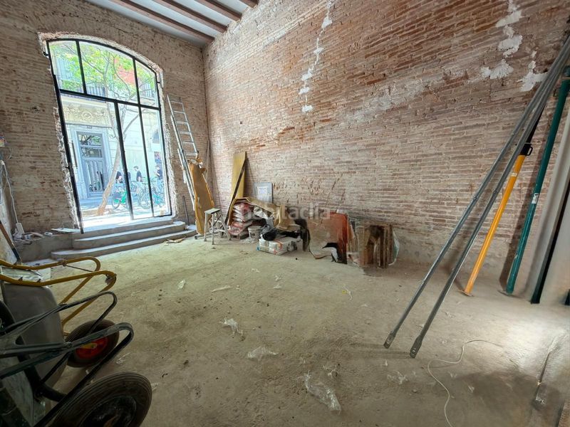 Foto 3b9c7c55-d192-4f3d-862f-1baccd1cd5d1. Alquiler local comercial a reformar. sin traspaso c2 en poble sec en Barcelona