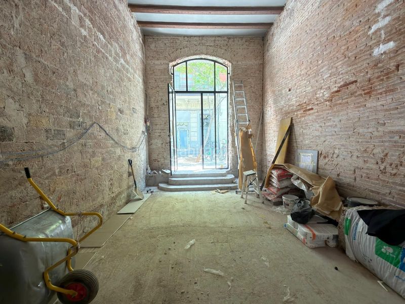 Foto 756d938a-8377-491d-9159-df0674700c47. Alquiler local comercial a reformar. sin traspaso c2 en poble sec en Barcelona