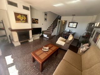 Casa adossada  Carrer milton. Casa adosada en singuerlín