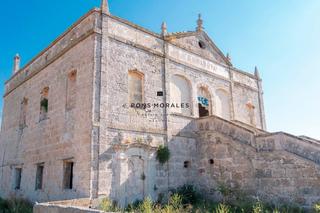 Masía en Ciutadella. Finca rústica con una construcción principal de aspecto señorial