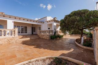 Chalet  Cap dartrutx. Chalet a reformar con vistas al mar calan bosch menorca