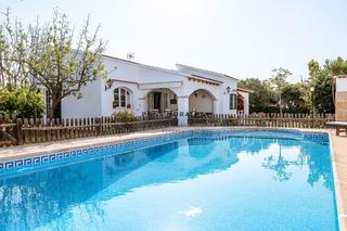 Chalet in Cala en Blanes. Chalet en entorno sereno con licencia turística