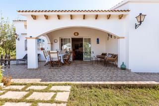 Chalet in Cala en Blanes. Chalet en entorno sereno con licencia turística