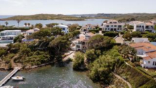 Xalet a Port d´Addaia. Villa a estrenar en primera línea en cala molí, costa norte de m