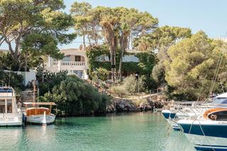 Casa adossada a Ciutadella. Proyecto nico a pie de mar en cala den busquets, ciutadella de