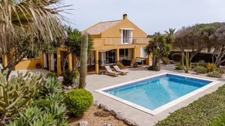 Chalet en Cala Blanca. Exclusiva propiedad en son blanc