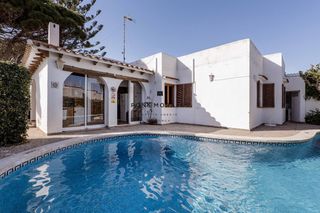Chalet in Cala d´En Bosch-Serpentona. Villa con alma propia y gran potencial en cap dartrutx menorca