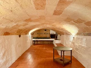 Casa  Castell rupit. Casa con encanto y espectacular bodega de marés en el corazón de
